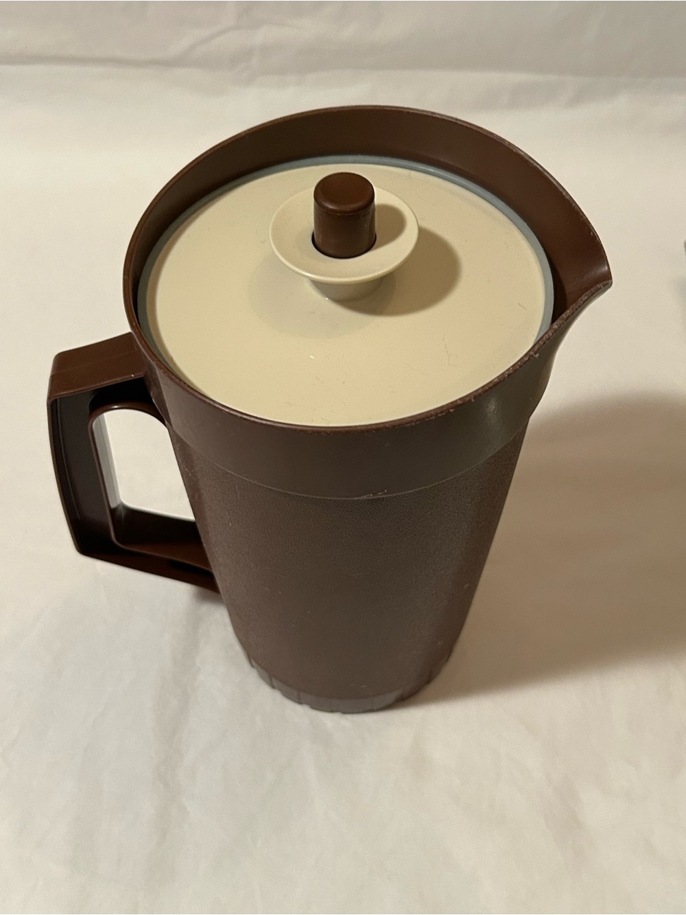 Vintage Tupperware Classic Pitcher #800-9 Brown 2 Qt quart Push Button Lid retro